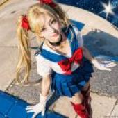 水手月亮，一個金髮碧眼、戴著紅色蝴蝶結的女孩。