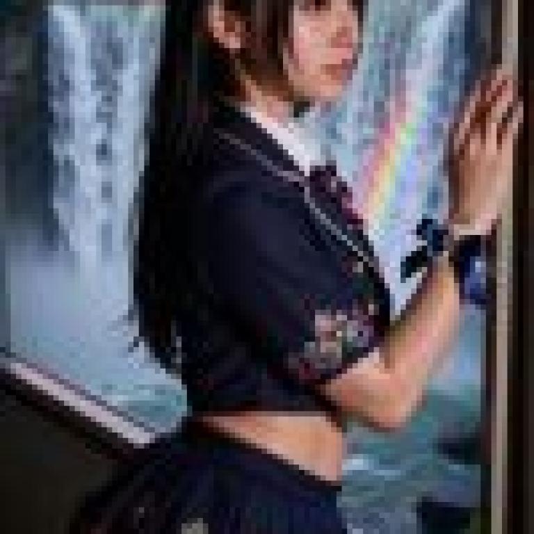 Street photography，Woman in front of water fall.