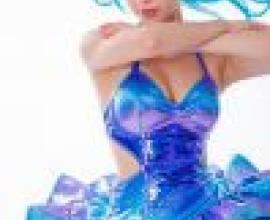 dynamic，Purple haired woman in blue and purple dress.