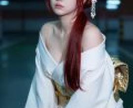 ZIT 01，紅髮女孩盤腿而坐。