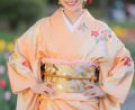 我的女朋友在日本穿著和服，一位穿著日本傳統服裝的女孩。