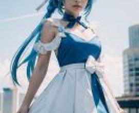 Griseo，Honka，A doll wearing blue with a bow on her head.