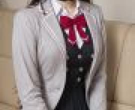 Yuki Suou Alya Sometimes Hides Her Feeling，穿著裙子、脖子上繫著領結的女孩。