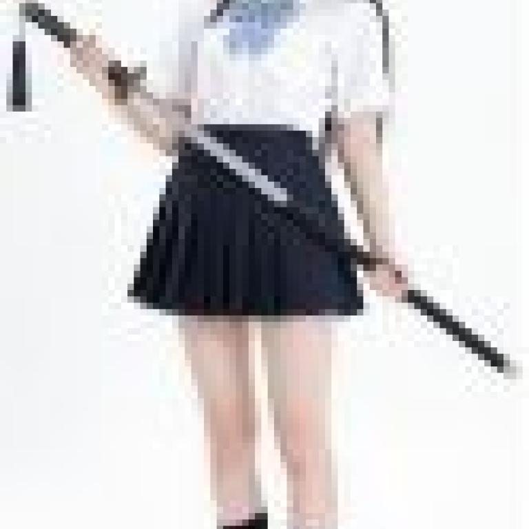武士少女，頭髮上戴著蝴蝶結的女孩手持一把劍。