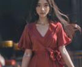 卡特蘭波特萊爾 紫羅蘭永恆花園，一位身穿紅衣的女子。