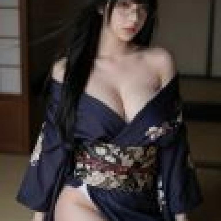日本老宅幽靈，亞洲女孩擺姿勢拍照。