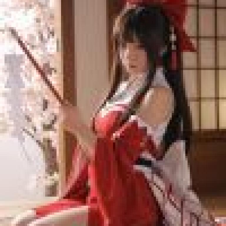 Reimu Hakurei，Girl with bow and sword.