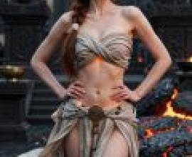 火山女神，一位身穿比基尼洋裝、頭戴髮帶的女子。