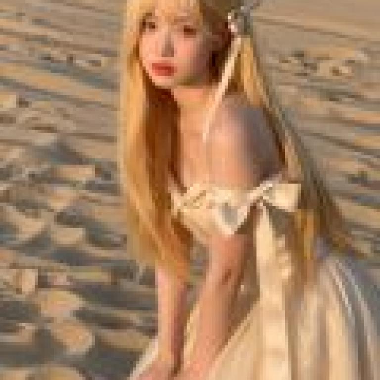 Phantom in the Desert，A beautiful woman with blonde hair and red lipstick in the desert.