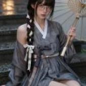 我上學的時候，一位女士撐著傘，穿著和服。