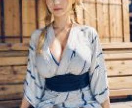 鳴人、綱手、一位身穿白衣的美麗女子。