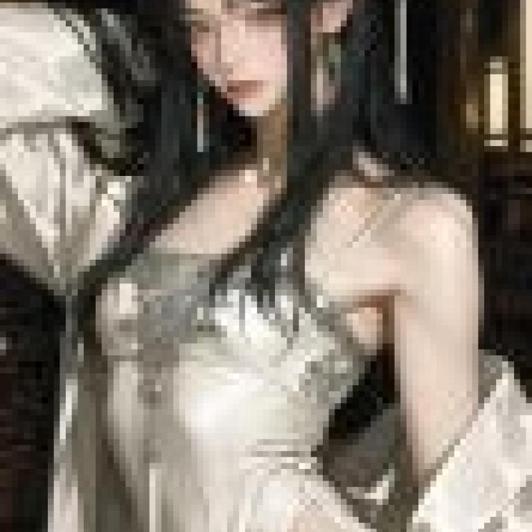 夜色中的美麗女子。