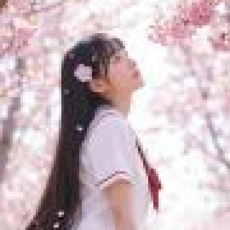 girls，A girl with a red bow in her hair.