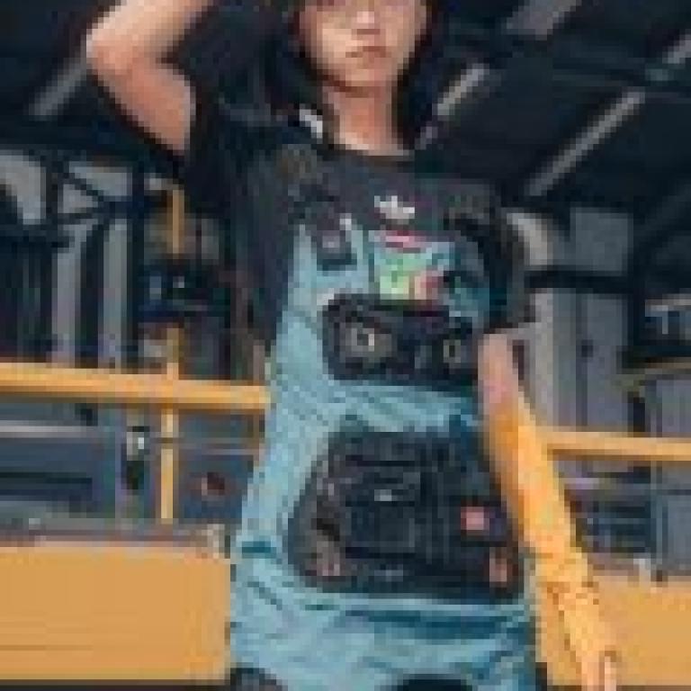 Susie Zenless Zone Zero，A girl in an apron and goggles.