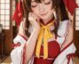 博麗靈夢，穿著日式服裝的女人。