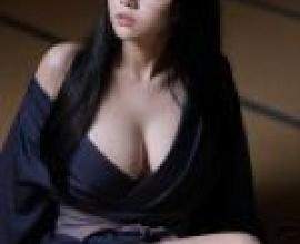 日本老宅幽靈，一位戴著眼鏡、留著黑色長髮的女子身穿長袍。