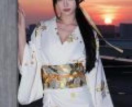 ZIT 01，A woman in white and yellow kimono.