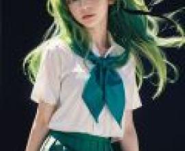 Shion Sonozaki 園崎 詩音，有著綠色頭髮和襯衫的女孩。