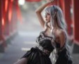 街頭美女，一位身穿黑色長裙、紅髮的女子。