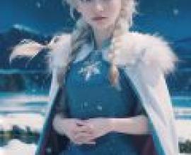 Elsa de Frozen，A young girl wearing a blue dress and fur cape.