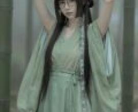 Beauty in the book，Woman in green dress with long hair and glasses.