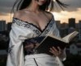 身穿和服的女子正在讀書。