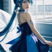 Griseo，Honka，Blue haired girl on ledge by window.