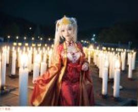 Tomotake Yoshino Senren Banka 一位年輕女孩站在蠟燭前。