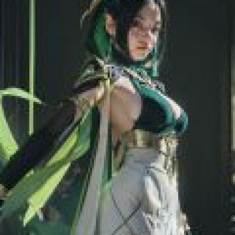 Nefer Genshin Impact，The womans attire is green and gold.
