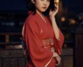 身穿和服的女子，手持手機。