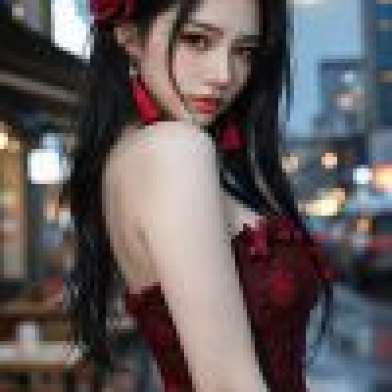 夜之舞，身穿紅裙、戴耳環的女子。