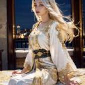 手機桌布，Moroccan Caftan，寫實，身穿白色洋裝的 MAGER 雜誌模特兒。
