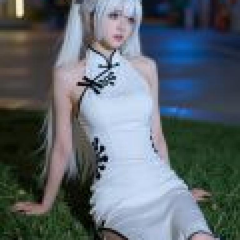 ZIT 01，身穿白色服飾的動漫女孩模型。
