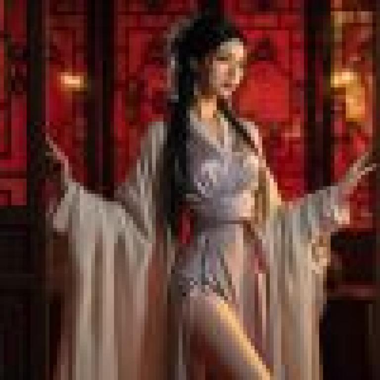 古代女性，一位身穿和服的女子站在一面紅牆前。