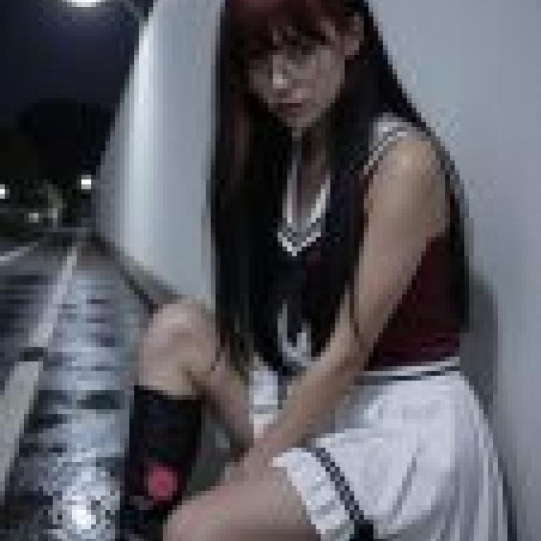 Street Girl Style Test，A young girl with long hair and glasses is wearing a red bow on her head.