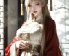 盛裝打扮，一位身穿紅色和金色服裝的亞洲女性。