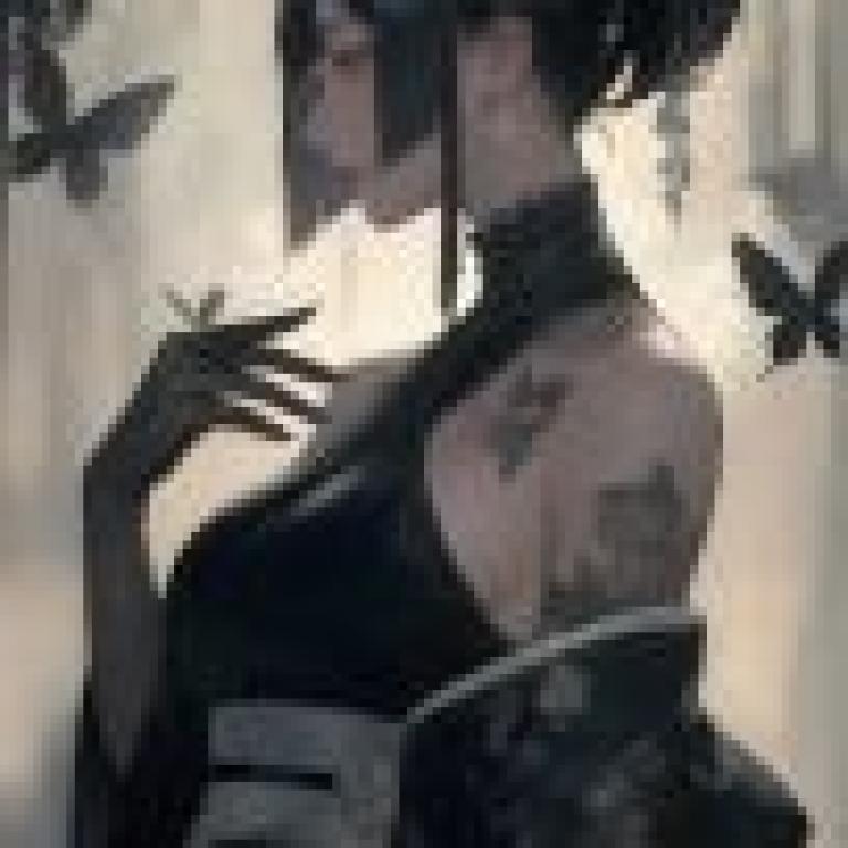 kimono，A woman with tattoos in black dress.