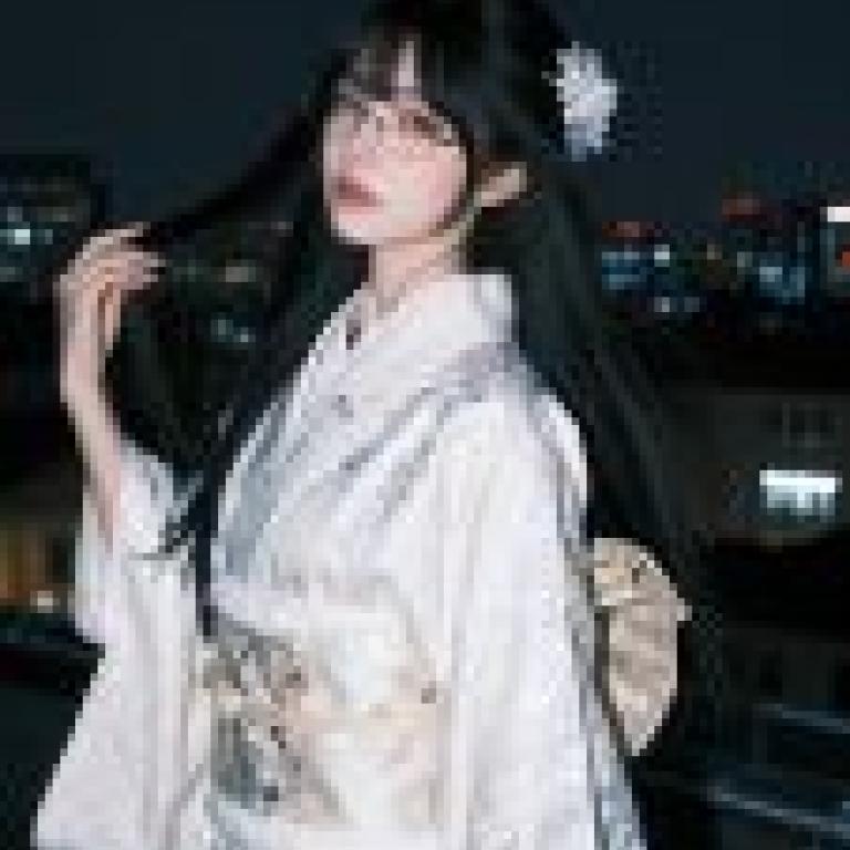 Time passed，A girl wearing glasses with a flower in her hair.