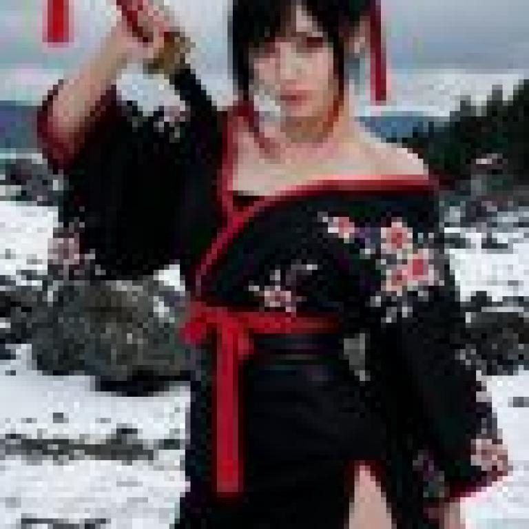 kimono，A woman with black hair and red ribbon in her hair is holding a sword.