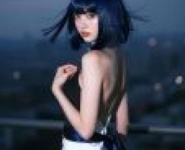 Photographers，Blue hair on woman in white.