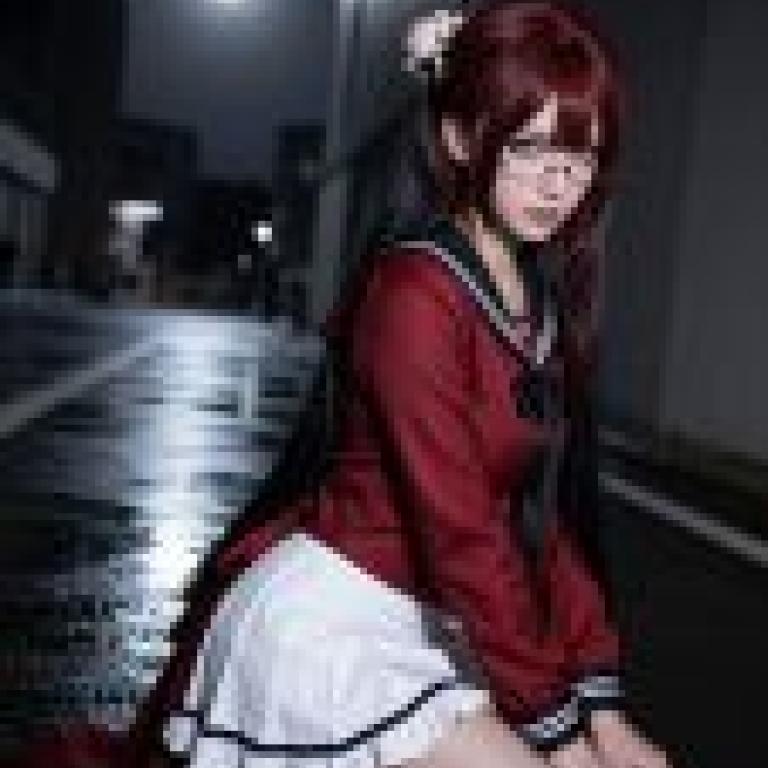Street Girl Style Test，The girl is standing on the street.