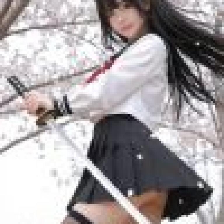 武士少女，手裡拿著劍的女孩。