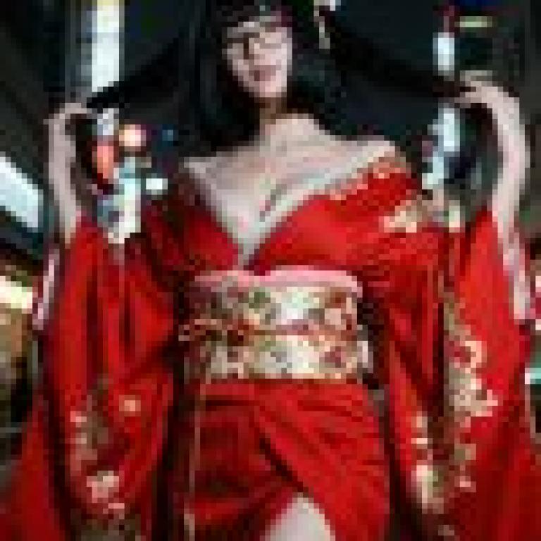 kimono，A woman with red hair and long black bangs wearing a red kimono.