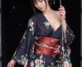 和服，一位身穿和服的女子手持兩件物品。