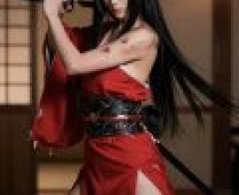 Ancient Japanese female assassin，A woman with long black hair is posing as a warrior.