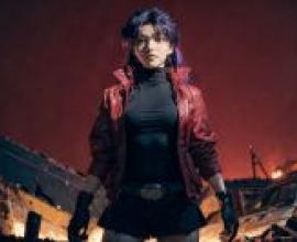 葛城美里，《新世紀福音戰士》，一位身穿紫紅色服裝、手叉腰的女子。