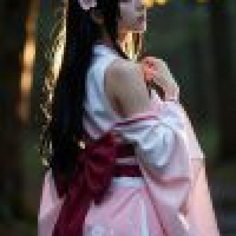 Traditional clothing，Girl in pink and white dress wearing flower hair clip.
