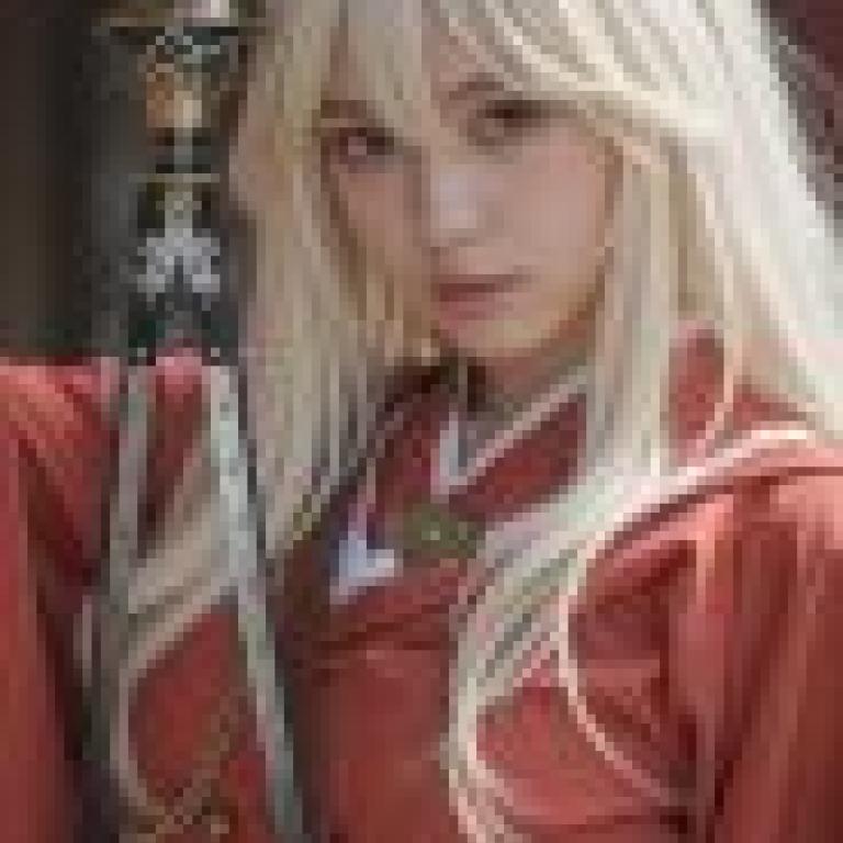 傳統服飾，一位身穿紅衣、頭戴貓形頭飾、手持寶劍的女孩。
