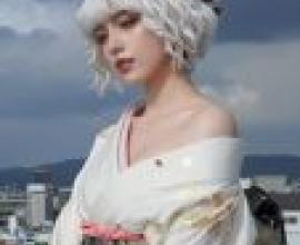 Waiting on the rooftop，A woman in a white kimono.