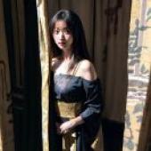 Kyokofukada：一位身穿黑衣的女子站在窗簾前。